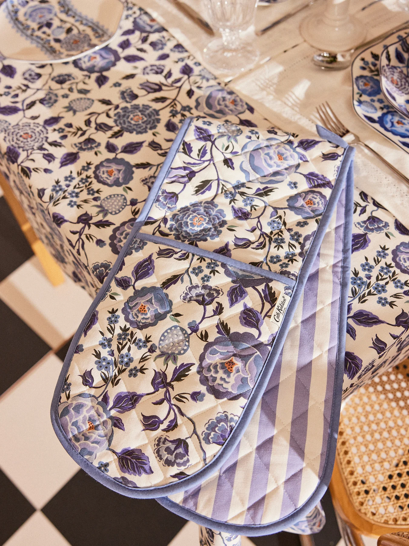 Strawberry Garden Blue Double Oven Glove - Image 4