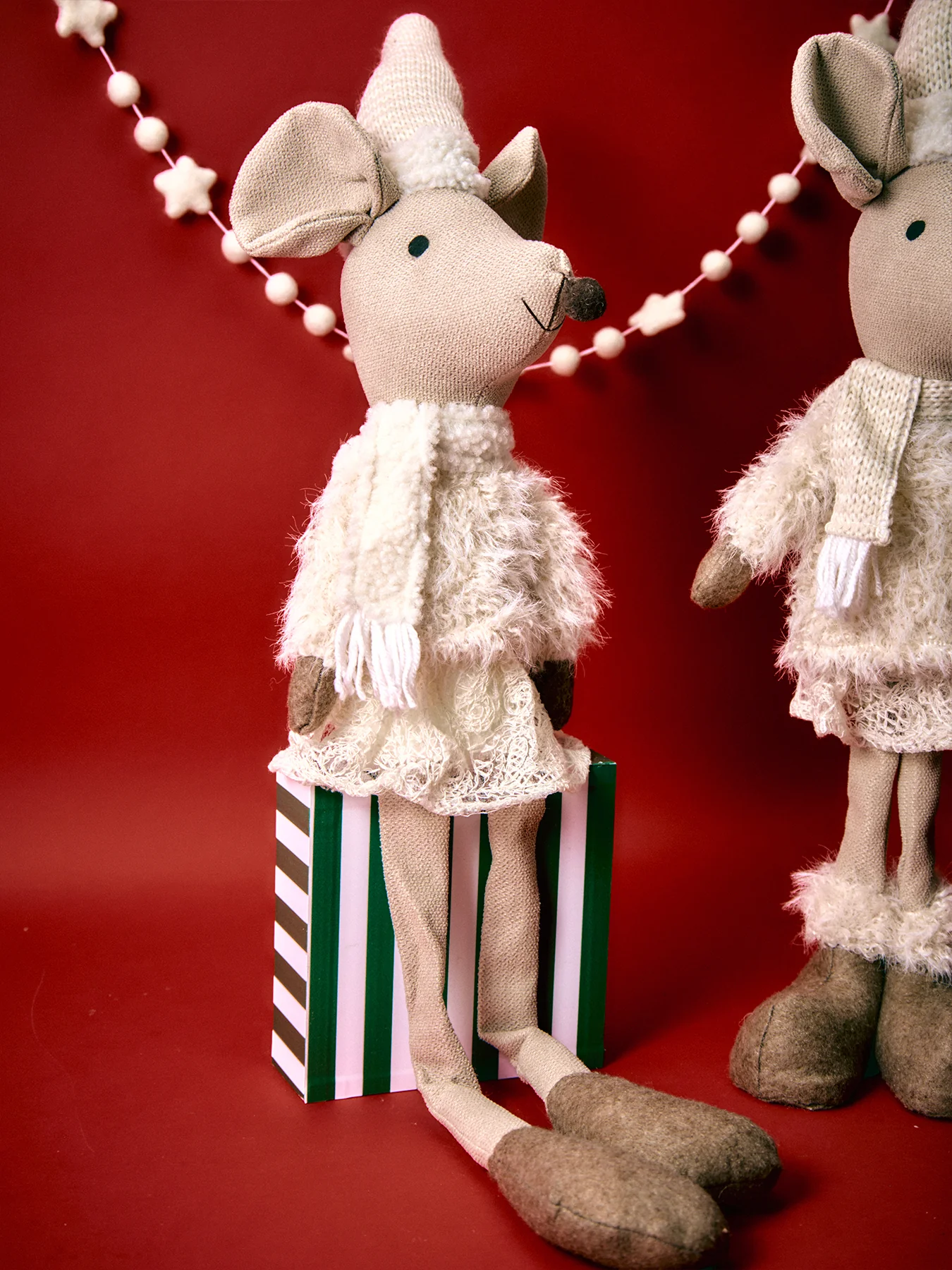 Festive Mouse with Dangling Legs - Image 2