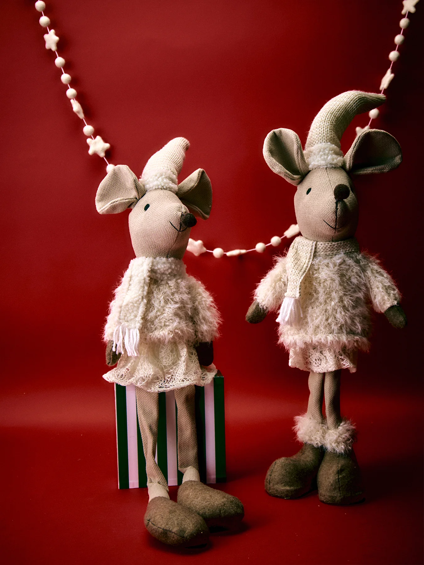 Festive Mouse with Dangling Legs - Image 3