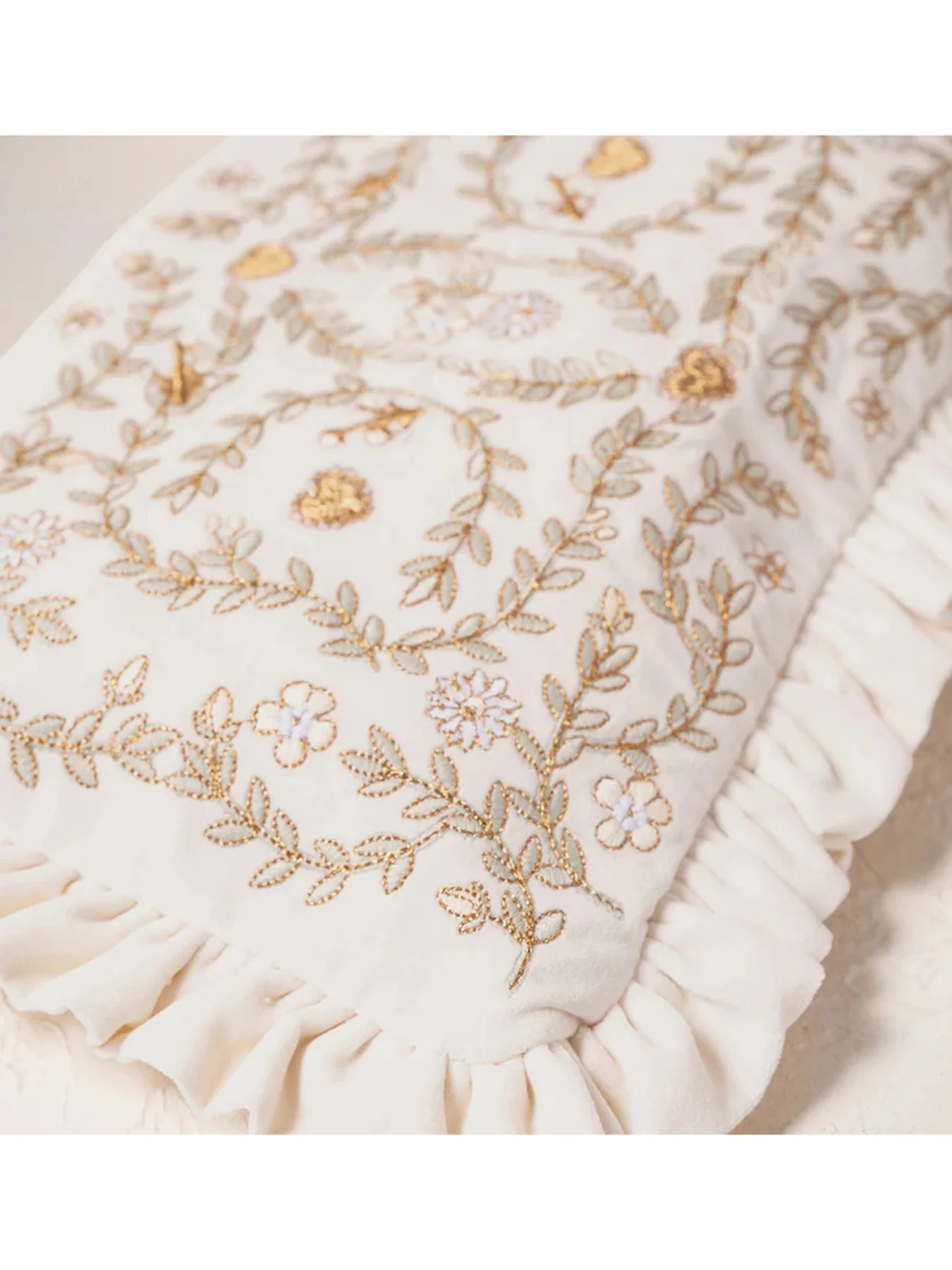 Mediterranean Garden Bride Velvet Frill Pouch Cream - Image 3