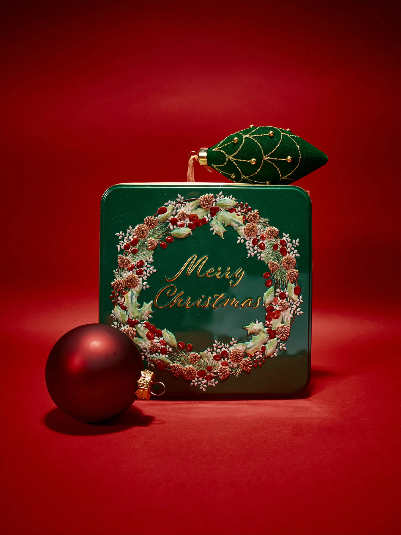 Farmhouse Biscuits Christmas Wreath Tin 400g - Image 2
