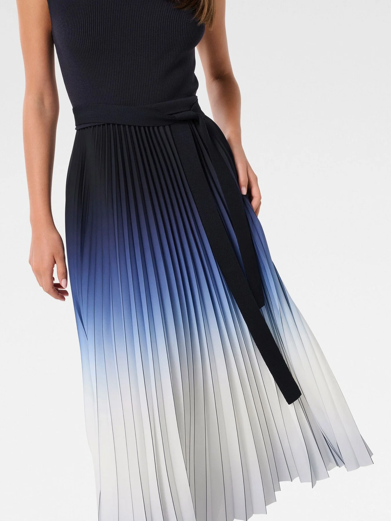 Elara Ombre Pleated Midi Dress - Image 4