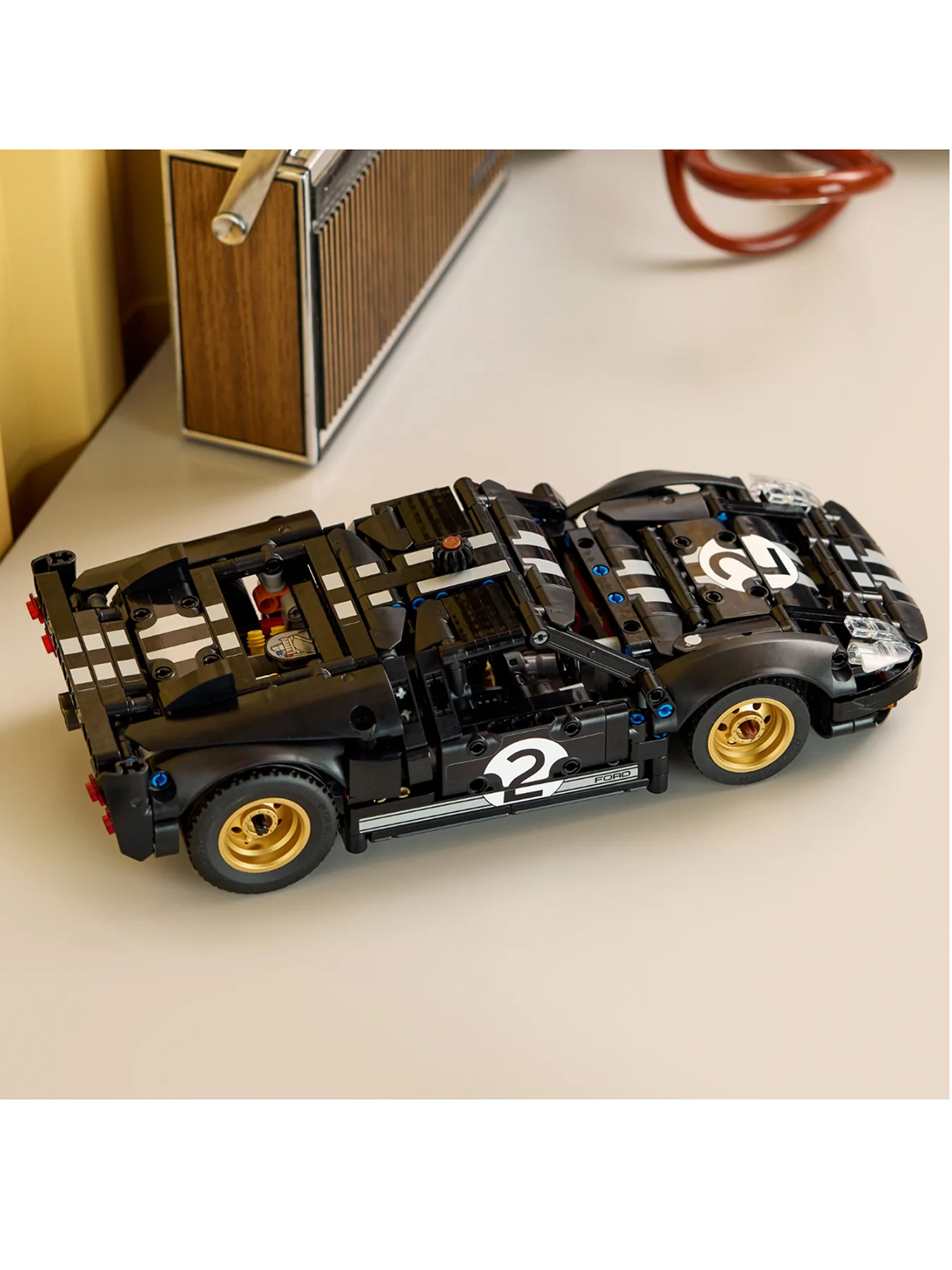 Technic 1966 Ford GT40 MKII Race Car 42223 - Image 3