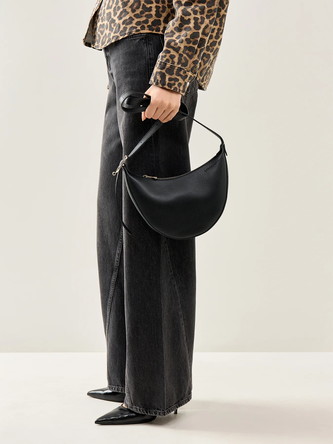 Le Foulonné Small Leather Crossbody Bag Black - Image 2