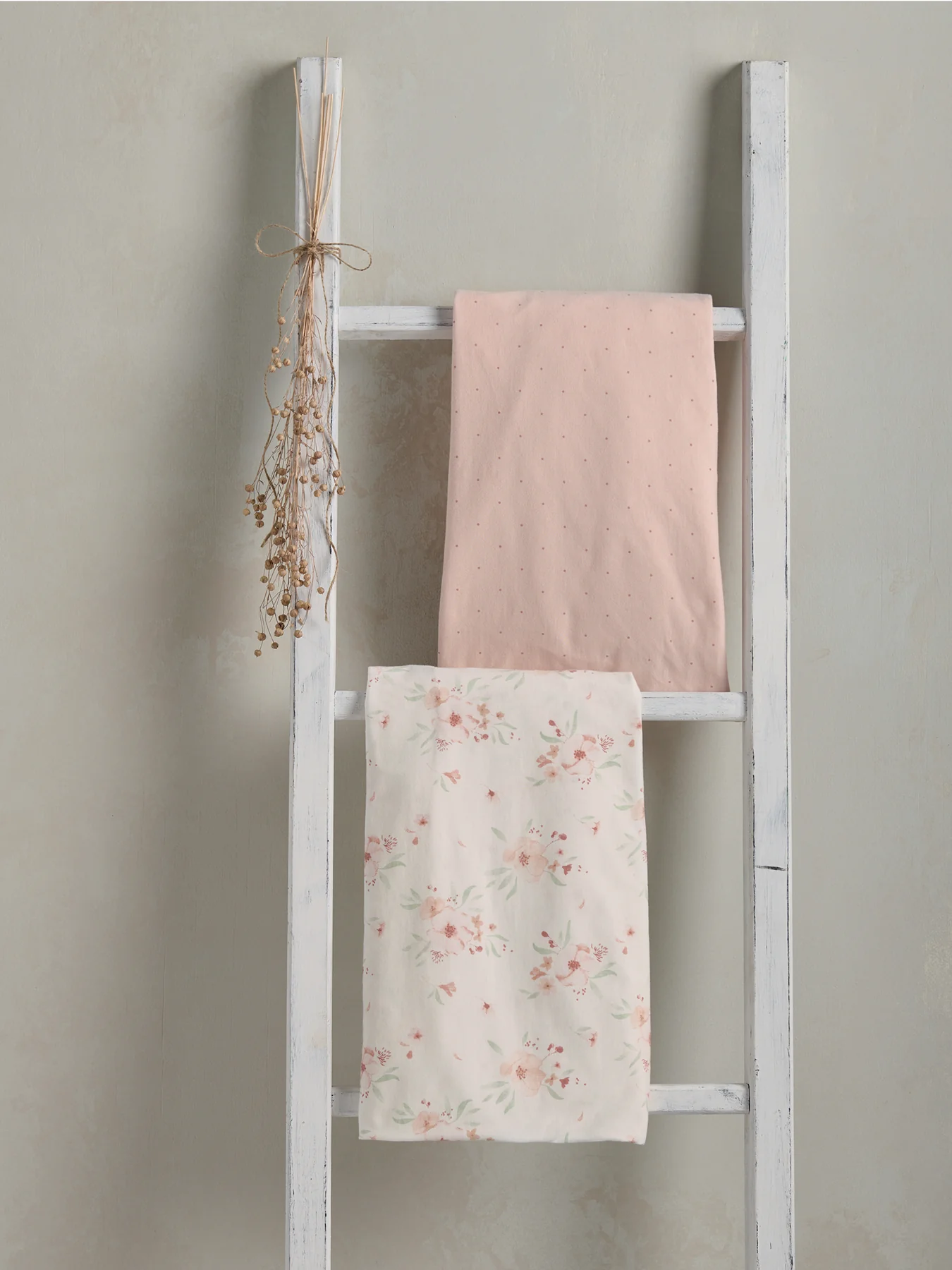 2 CotBed Fitted Sheets Floral - Image 3