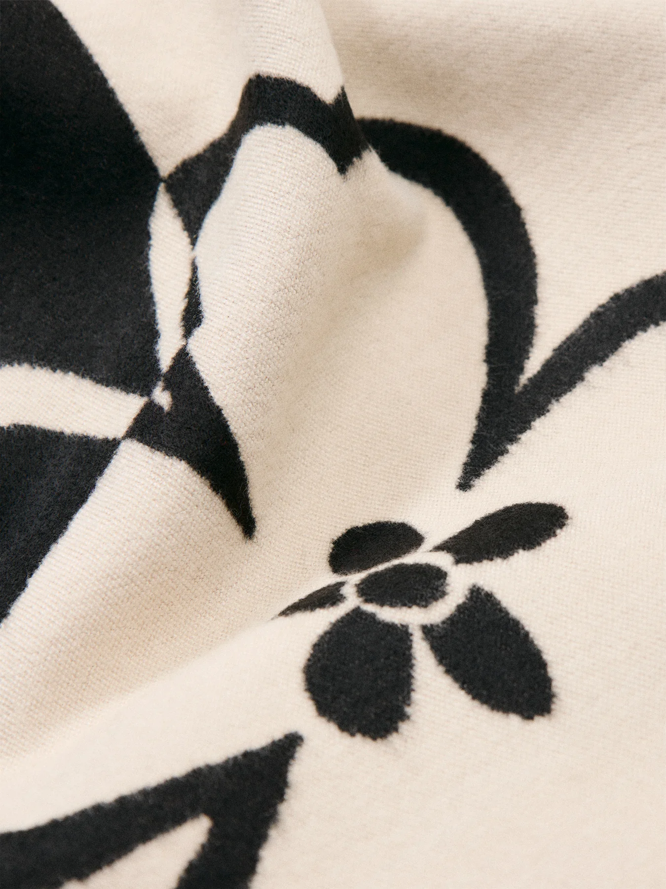 Megan Scarf Black Cream - Image 3