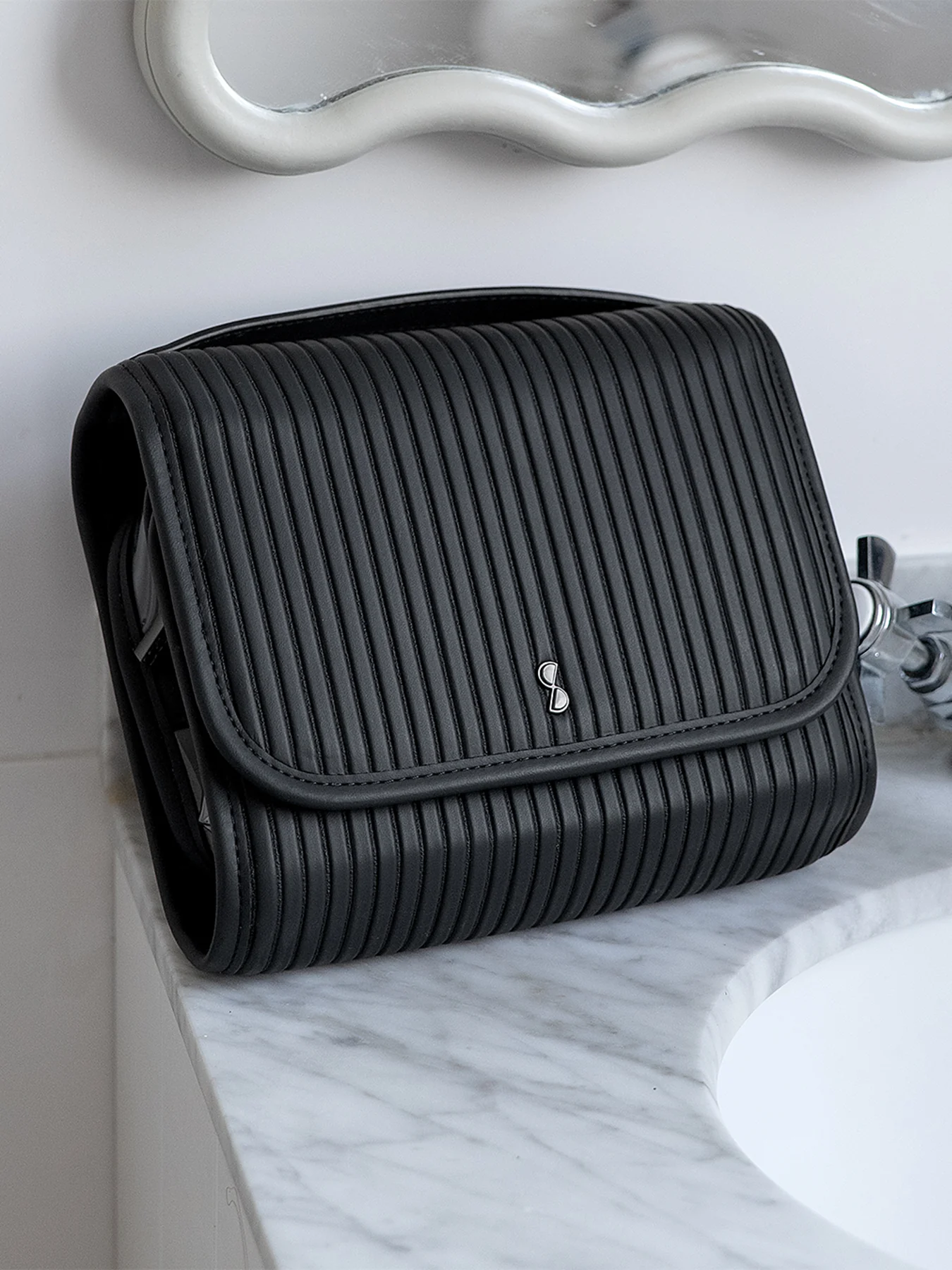 Fluted Small Hanging Washbag - Image 2