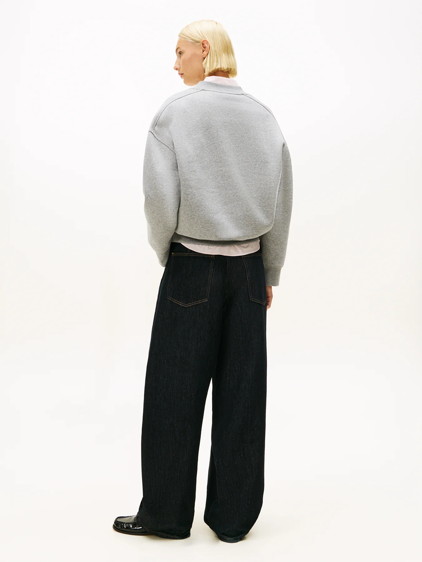 Logo V-Neck Sweatshirt Grey - Image 5